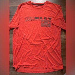 Men’s Red Oakley shirt sleeve shirt size large